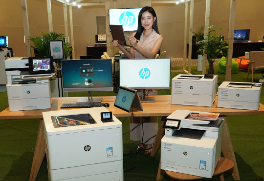 HP코리아가 24일 서울 용산 드래곤시티호텔에서 개최한 기자간담회를 개최하고 신형 PC와 프린터를 전시하고 소개하는 시간을 가졌다. <HP코리아 제공>